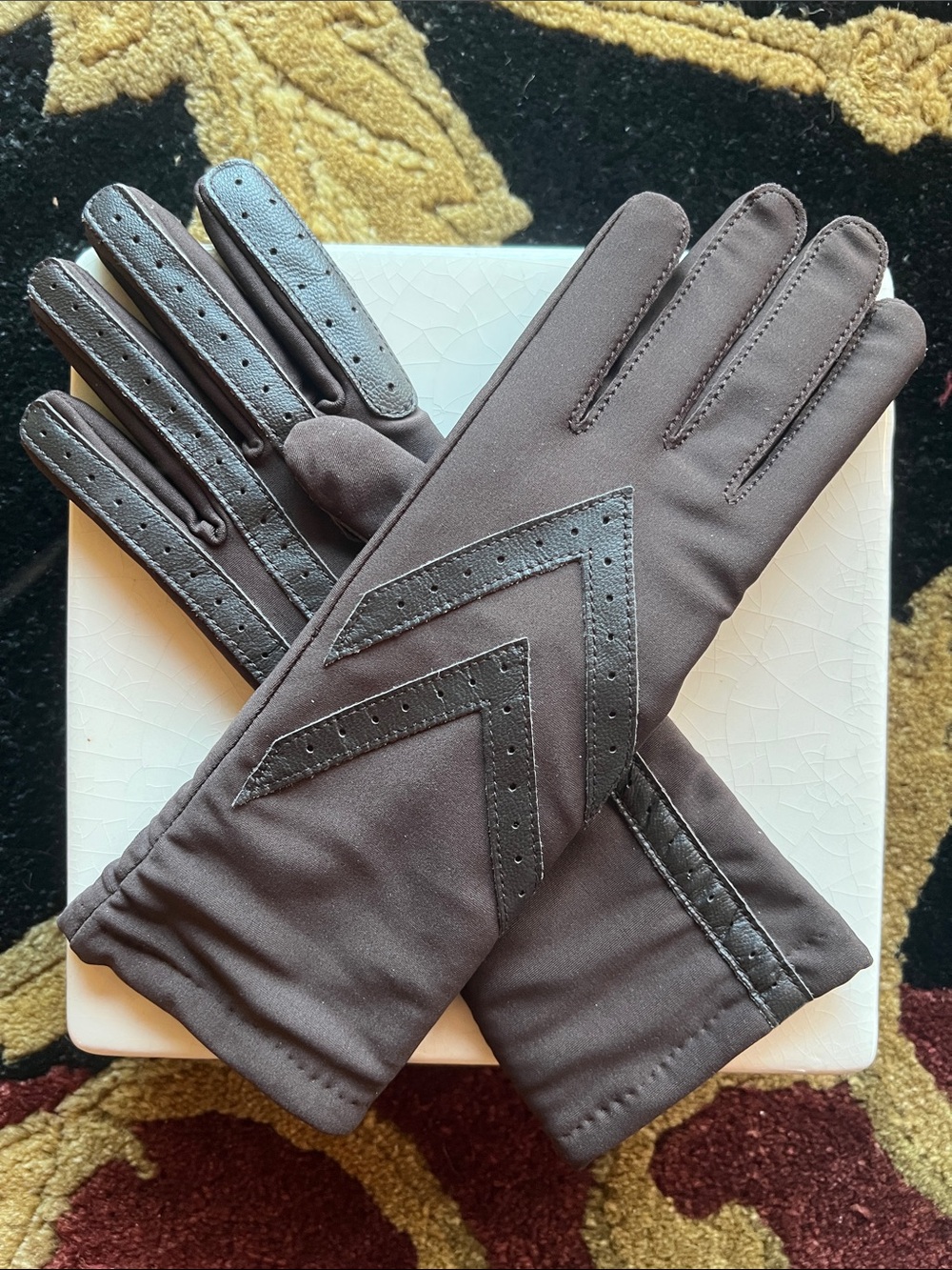 isotoner Women’s Lined Water Repellent Spandex Chevron Details Brown Gloves OS